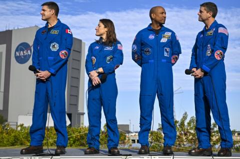 De gauche à droite les astronautes formant l'équipage de la mission Artemis 2, Jeremy Hansen, Christina Koch, Victor Glover et Reid Wiseman, au centre spatial Kennedy, à Cap Canaveral, en Floride, le 17 janvier 2026, aux Etats-Unis