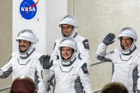 Les astronautes de la Nasa Jessica Meir (c) et Jack Hathaway (g), l'astronaute de l'ESA Sophie Adenot (d) et le cosmonaute de Roscosmos Andrey Fedyaev (2e g) se dirigent vers la fusée Falcon, pour la mission Crew-12 à la base spatiale de Cap Canaveral, en Floride, le 13 février 2026