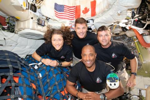 Photo diffusée le 8 avril 2026 par la Nasa montrant les membres d'équipage d'Artémis II, Christina Koch, Jeremy Hansen (haut), Reid Wiseman (d) et Victor Glover (bas), à bord du vaisseau spatial Orion, le 7 avril 2026