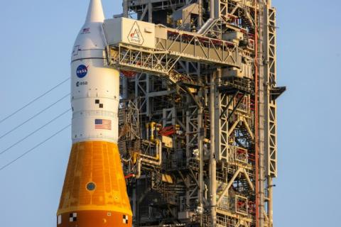Erstmals nach gut 50 Jahren will die US-Raumfahrtbehörde Nasa wieder Menschen Richtung Mond bringen. Mit vier Astronauten an Bord sollte am Donnerstag kurz nach Mitternacht MESZ in Cape Canaveral eine Raumfähre zur Mondumrundung starten.