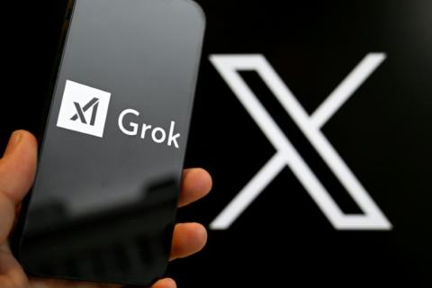 Nachdem er wegen KI-Bildern von Frauen im Bikini und in sexualisierten Posen unter Druck geraten ist, will der Onlinedienst X das "Entkleiden" von Menschen durch seinen Chatbot Grok künftig verhindern. Die EU-Kommission will die Änderungen "sorgfältig prüfen".