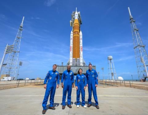 Photo diffusée par la Nasa, montrant les astronautes Reid Wiseman, commandant (g), Victor Glover, pilote (2e g), Christina Koch (2e d), et l'astronaute de l'ASC (Agence spatiale canadienne) Jeremy Hansen, au complexe de lancement 39B du Centre spatial Kennedy, le 30 mars 2026 à Cap Canaveral, en Floride