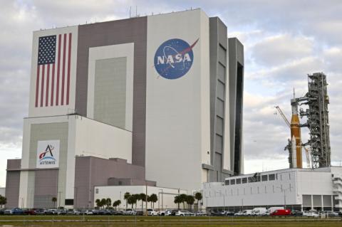In Vorbereitung ihrer Mondmission Artemis 2 hat die US-Raumfahrtbehörde Nasa ihre Riesen-Rakete SLS für letzte vorbereitende Tests auf ihre Startrampe gebracht.