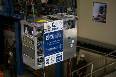 Un dispositif cryogénique portable, rempli d'un nuage de 92 antiprotons, est transféré sur un camion, lors d'un essai réussi du premier système de transport d'antimatière au monde par la route, sur le campus du Cern, à Meyrin, près de Genève, le 24 mars 2026 en Suisse
