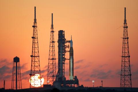La fusée de la mission Artémis II sur le pas de tir du Kennedy Space Center à Cap Canaveral, en Floride, le 24 mars 2026