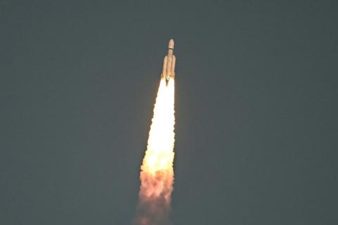 Décollage du lanceur LVM3-M5 pour expédier en orbite le plus lourd satellite de télécommunications jamais lancé par l'Inde, le 2 novembre 2025 au centre spatial de Sriharikota, dans l'est du pays