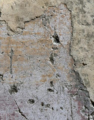 Photo remise le 3 février 2026 par l'Université Québec à Montréal montrant des graffitis sur le mur reliant les théâtres de Pompéi