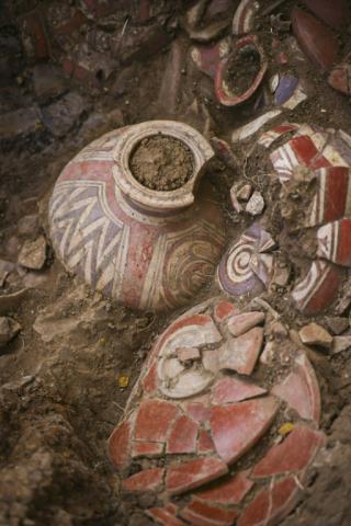 Cette photo fournie par le ministère de la Culture du Panama montre l'intérieur d'une tombe préhispanique vieille de plus de 1000 ans, découverte sur le site archéologique El Cano, au Panama, le 20 février 2026