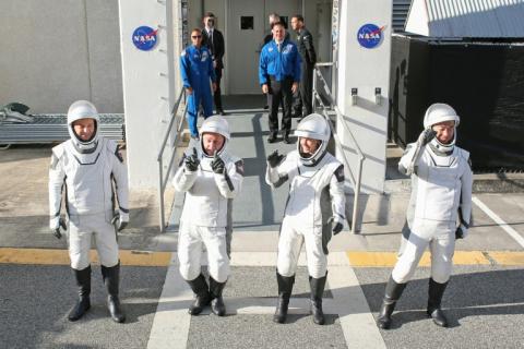 Die US-Raumfahrtbehörde Nasa will vier Besatzungsmitglieder an Bord der Internationalen Raumstation ISS wegen eines medizinischen Problems in der kommenden Woche zur Erde zurückholen.