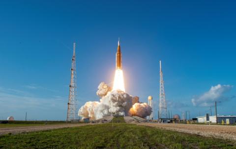 Nach mehr als 50 Jahren sind wieder Menschen auf dem Weg zum Mond: Die vier Astronauten der historischen Mondmission Artemis 2 sind erfolgreich ins All gestartet.