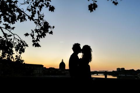 Zärtlichkeit in Partnerschaften und die zusätzliche Gabe des als Kuschelhormon bekannten Oxytocin fördern Forschern zufolge die Wundheilung. Das zeigt nach Angaben der Universität Heidelberg eine Studie mit 80 Paaren.