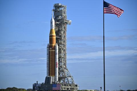 Die US-Raumfahrtbehörde Nasa hat nach der Verschiebung der bemannten Mondmission Artemis 2 die Rückkehr der Riesenrakete SLS von der Startrampe in den Hangar eingeleitet. An der Rakete war ein Problem mit dem Heliumfluss entdeckt worden.