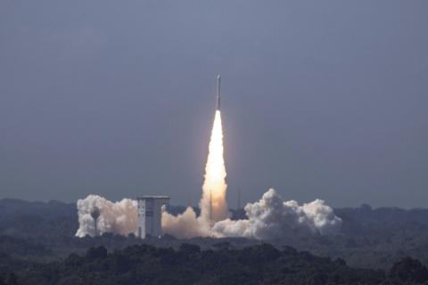 Le lanceur léger de l'ESA, Vega-C, lors d'un lancement à au centre spatial de Kourou, en Guyane, le 1er décembre 2025
