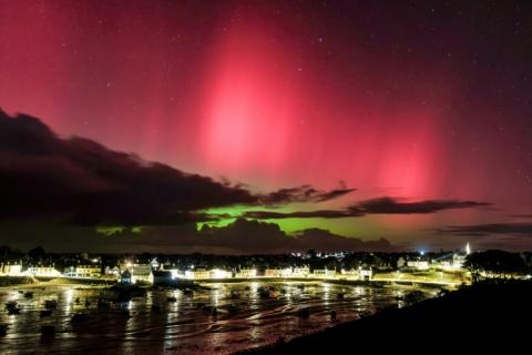 Des aurores boréales au-dessus de Portsall lors d'une tempête solaire, le 19 janvier 2026 dans l'ouest de la France