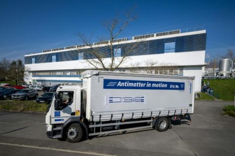 Wissenschaftlern in der Schweiz ist ein beispielloses Forschungskunststück gelungen: Sie haben Antiprotonen, das teuerste und fragilste Material der Welt, auf der Straße transportiert.