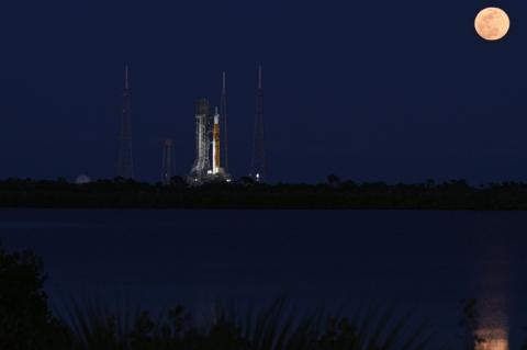 Die US-Raumfahrtbehörde Nasa hat ihre bemannte Mission zur Mondumrundung auf März verschoben. Das gab die Nasa nach einem Test an der Riesenrakete SLS bekannt.