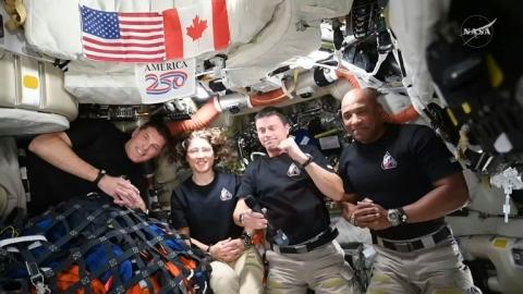TImage tirée d'une diffusion en direct de la Nasa montrant les membres d'équipage d'Artemis II, Jeremy Hansen, Christina Koch, Reid Wiseman et Victor Glover, en train de parler avec le président américain Donald Trump par téléphone à bord du vaisseau spatial Orion, le 6 avril 2026
