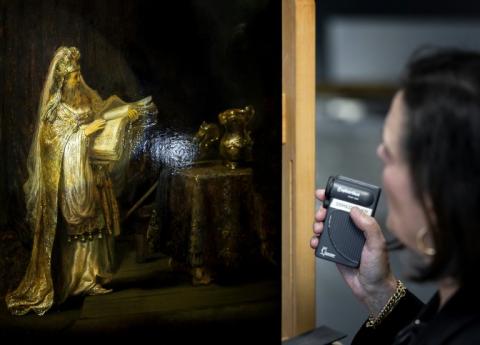 Kunstexperten des Rijksmuseum in Amsterdam haben ein bisher unbekanntes Gemälde des niederländischen Malers Rembrandt entdeckt. Dank fortschrittlichster Technik hätten die Wissenschaftler die Echtheit des Werks bestätigen können.