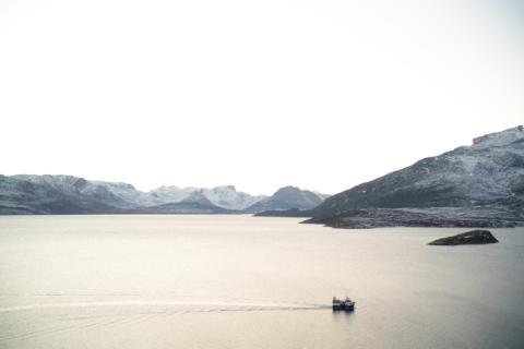 Un bateau de pêche, vu depuis le village de Kapisillit, au Groenland, le 13 février 2026.