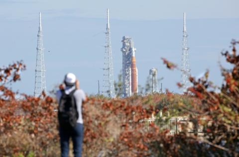 Nach wochenlanger Verzögerung bereitet die US-Raumfahrtbehörde Nasa für Anfang April den nächsten Startversuch für die Artemis-2-Mission Richtung Mond vor. Die Riesenrakete SLS werde derzeit aus dem Hanger zur Startrampe gebracht, teilte die Nasa mit.