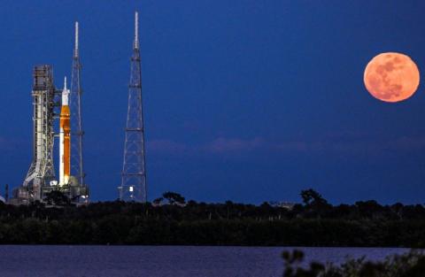 La fusée lunaire SLS prévue pour la mission Artémis 2 sur son pas de tir, au Centre spatial Kennedy en Floride, le 1er février 2026