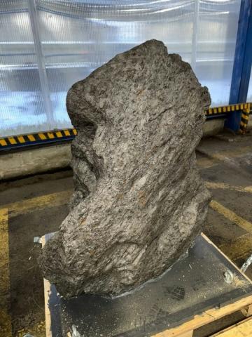 Cette photo, diffusée le 5 février 2026 par les douanes russes, montre un fragment de météorite de 2,5 tonnes qui était sur le point d'être exporté clandestinement vers le Royaume-Uni