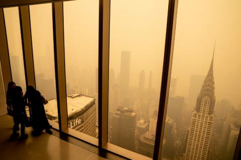 Le quartier de Manhatta, à New York, noyé dans la fumée des feux de forêts au Canada, le 7 juin 2023