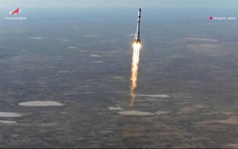 Image tirée de la retransmission en direct de l'agence spatiale russe Roscosmos, le 22 mars 2026, montrantun lanceur Soyouz-2.1a, transportant le vaisseau cargo Progress MC-33,lors du décollage du cosmodrome de Baïkonour, au Kazakhstan