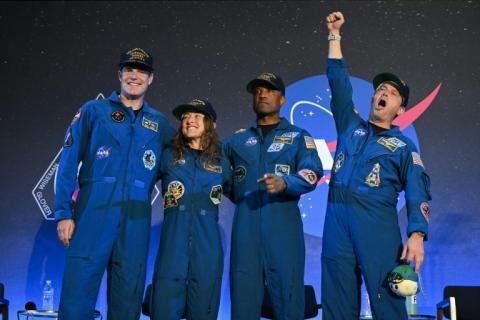 Wie ein "Rettungsboot im Universum": Nach ihrer Rückkehr haben die Astronauten der Mondmission Artemis 2 die Menschheit zum Zusammenhalt aufgerufen. Die Crew war am Vortag nach rund zehn Tagen im All und ihrer historischen Mond-Umrundung auf die Erde zurückgekehrt.