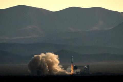 Zwei Deutsche fliegen am Donnerstag mit einer Rakete des Raumfahrtunternehmens Blue Origin von Amazon-Gründer Jeff Bezos ins All. Die Raumfahrtingenieure Michaela Benthaus und Hans Königsmann sind Teil der sechsköpfigen Besatzung der Mission NS-37.