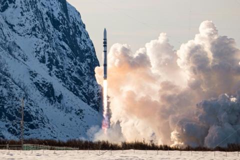 Photo fournie le 30 mars 2025 par la société spatiale allemande Isar Aerospace montrant le lancement de sa fusée "Spectrum", qui a explosé quelques secondes après son décollage, au centre spatial d'Andøya en Norvège