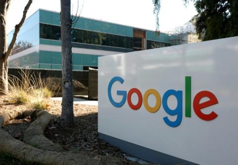 Erstmals hat der Google-Mutterkonzern Alphabet einen Gesamtjahresumsatz von mehr als 400 Milliarden Dollar (339 Milliarden Euro) verzeichnet. Im vierten Quartal stieg der Umsatz des Unternehmens um 18 Prozent im Vergleich zum Vorjahreszeitraum.