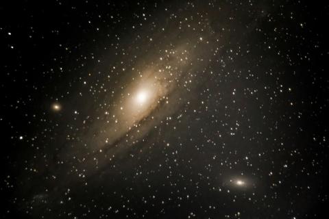 Photographie prise le 23 décembre 2017 depuis Bago en Birmanie et montrant la galaxie d'Andromède dans laquelle les chercheurs ont pu observer ce phénomène