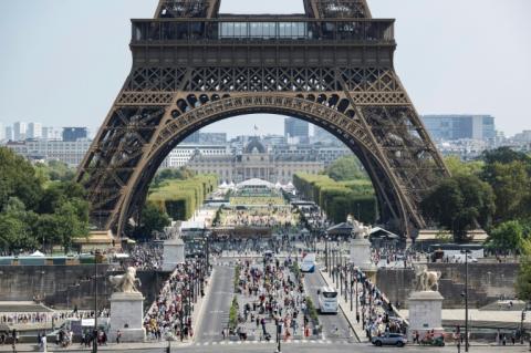 Photo du premier étage de la tour Eiffel, où ont été inscrits les noms de 72 hommes scientifiques