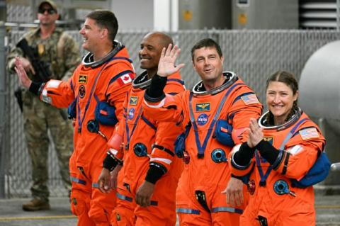 Einen Tag nach ihrem Start haben die vier Astronauten der Mondmission Artemis 2 die Erdumlaufbahn verlassen und fliegen nun Richtung Mond. In Interviews mit US-Sendern berichteten die Astronauten von ersten Aktivitäten an Bord.