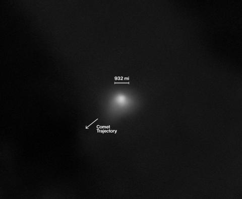Image fournie par la Nasa le 19 novembre 2025 de la comète 3I/ATLAS, vue par la caméra HiRISE à bord du vaisseau Mars Reconnaissance Orbiter de la Nasa le 2 octobre 2025