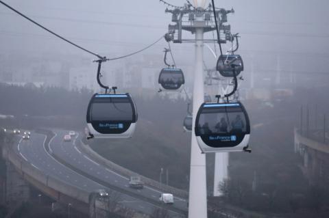 Blau-weiß-schwarze Gondeln über Paris und seinen bislang abgehängten Vororten: In der französischen Hauptstadt ist am Samstag die erste Stadtseilbahn eröffnet worden.