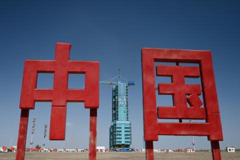 Une fusée porteuse Longue Marche-2F, transportant le vaisseau spatial Shenzhou-18, au Centre de lancement de satellites de Jiuquan, dans le désert de Gobi, au nord-ouest de la Chine, le 24 avril 2024