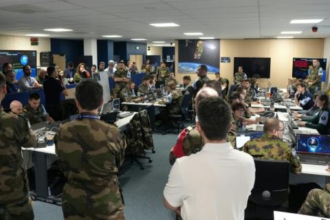 Des militaires participent à l'exercice SparteX 2026 sur la base aérienne 101 du commandement de l'espace, à Toulouse le 18 février 2026