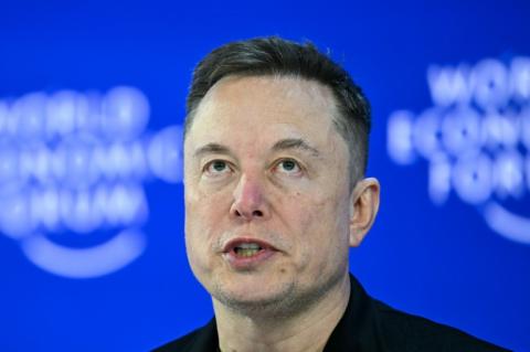 SpaceX-Chef Elon Musk schraubt seine Pläne zur Besiedlung des Mars zurück und will sich nach eigenen Worten zunächst auf leichter erreichbare Ziele konzentrieren: Sein Raumfahrtunternehmen legt seinen Fokus jetzt auf den Bau einer Stadt auf dem Mond.