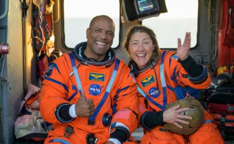 Nach rund zehn Tagen im All und ihrer historischen Mond-Umrundung sind die vier Astronauten der Artemis-2-Mission wohlbehalten zurück auf der Erde. Die Orion-Raumkapsel landete wie geplant vor der kalifornischen Küste im Pazifischen Ozean.