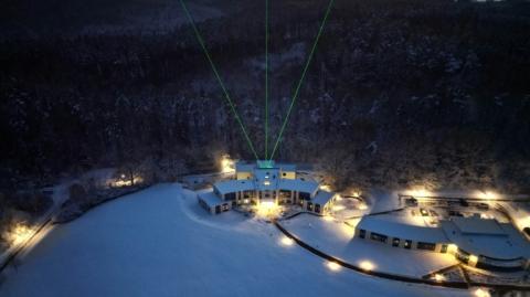 Photo diffusée par l'Institut Leibniz de physique atmosphérique, le 19 février 2026, montrant trois lasers verts mesurant les vents et les températures dans la stratosphère et la mésosphère à l'institut de Kuhlungsborn, le 30 novembre 2023 en Allemagne