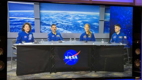 Wegen schlechten Wetters wird der eigentlich für Mittwoch geplante Start von vier Astronauten zur Internationalen Raumstation um einen Tag verschoben. Die Falcon-9-Trägerrakete der Raumfahrtfirma SpaceX soll nun am Donnerstag abheben.