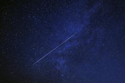 Nach dem Einschlag eines Meteoriten in ein Hausdach in Rheinland-Pfalz hat die Polizei in Koblenz hat klargestellt, dass Finder solcher auf die Erde gestürzten Himmelskörper diese behalten können.